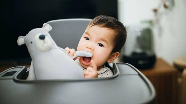 "Ổ vi khuẩn” đe dọa trẻ nhỏ từ những món đồ quen thuộc - Hình 9 Chăn gối, khăn tắm. Khăn tắm, chăn đắp cần được làm sạch thường xuyên và đúng cách. Bình thường, đường may của những vật dụng này sẽ tạo thành rãnh nhỏ dễ thu hút mạt bụi, nấm mốc. Chưa kể, trẻ có thói quen cầm nắm, ngậm mút những vật dụng này, bố mẹ cần hết sức chú ý.