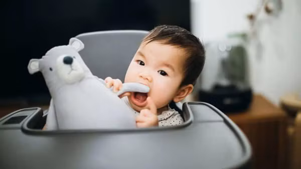 Chăn gối, khăn tắm. Khăn tắm, chăn đắp cần được làm sạch thường xuyên và đúng cách. Bình thường, đường may của những vật dụng này sẽ tạo thành rãnh nhỏ dễ thu hút mạt bụi, nấm mốc. Chưa kể, trẻ có thói quen cầm nắm, ngậm mút những vật dụng này, bố mẹ cần hết sức chú ý.