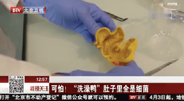 "Ổ vi khuẩn” đe dọa trẻ nhỏ từ những món đồ quen thuộc - Hình 8 Tương tự, các khối xây dựng bằng cao su mềm thường có những lỗ nhỏ khiến nước và chất bẩn dễ đọng lại, tạo điều kiện cho nấm mốc phát triển. Đáng lưu ý, những món đồ này trẻ rất thích cầm nắm, ngậm mút nên dễ lây lan mầm bệnh.