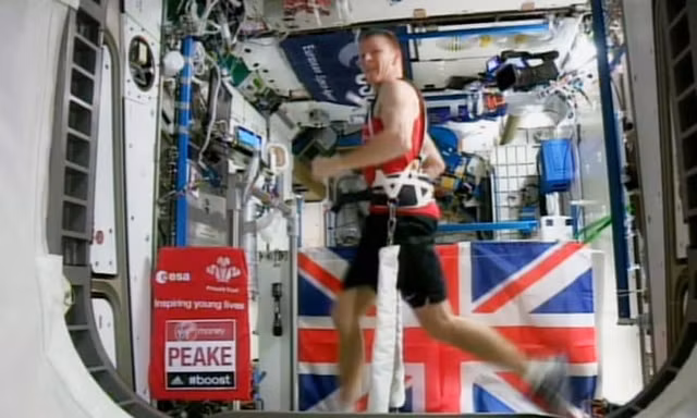 Ly giai nguyen nhan nhieu phi hanh gia bi chung dau lung hanh ha-Hinh-13