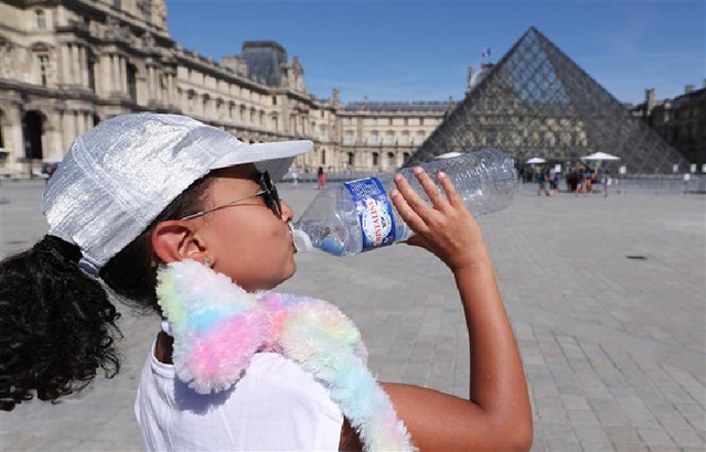 Nguyên nhân gì khiến châu Âu bị “thiêu đốt” bởi nắng nóng kỷ lục? - Hình 10 Nguyen nhan gi khien chau Au bi “thieu dot” boi nang nong ky luc?-Hinh-10