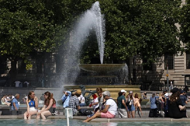 Nguyên nhân gì khiến châu Âu bị “thiêu đốt” bởi nắng nóng kỷ lục? - Hình 5 Nguyen nhan gi khien chau Au bi “thieu dot” boi nang nong ky luc?-Hinh-5