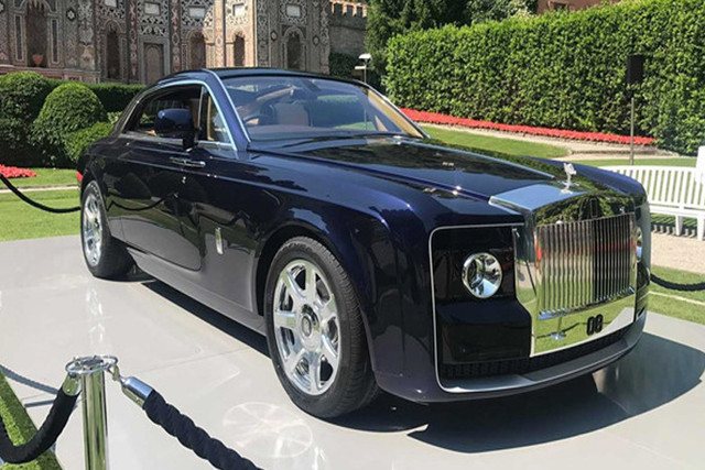"Thèm khát" loạt ô tô cực độc, đắt nhất hành tinh Rolls-Royce Sweptail là chiếc xe đắt nhất mọi thời đại. Rolls-Royce Sweptail có giá 12,8 triệu USD và chỉ sản xuất duy nhất một bản trên toàn cầu dành cho vị tỷ phú giấu tên. Yêu cầu được đưa ra là chế tạo một chiếc Rolls-Royce hai cửa, hai chỗ ngồi độc quyền với mái kính tinh xảo và phù hợp với những đặc điểm riêng của nó.