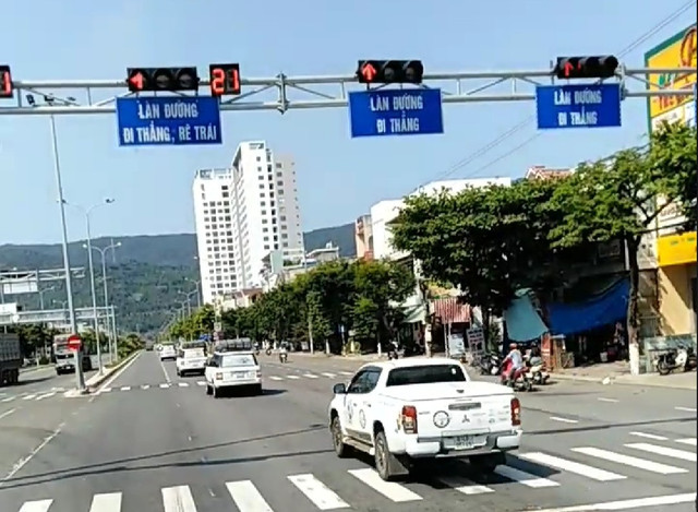 Đoàn xe Tập đoàn cà phê Trung Nguyên nối đuôi nhau vượt đèn đỏ Doan xe Tap doan ca phe Trung Nguyen noi duoi nhau vuot den do
