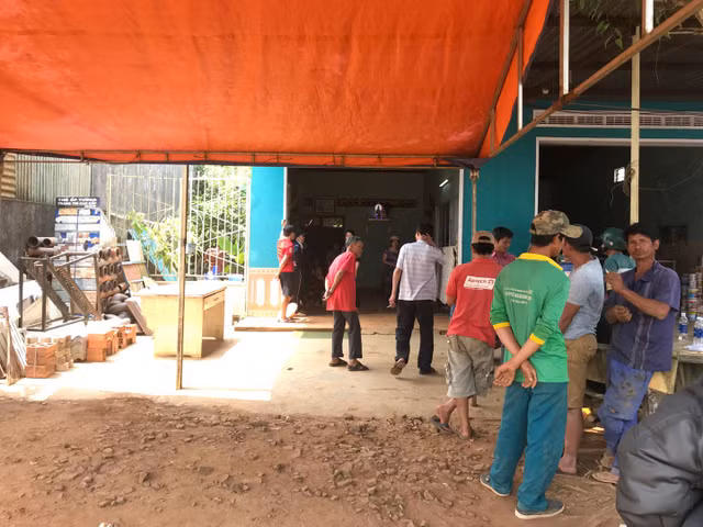 Gia Lai: Con re xong vao nha dam chet bo vo