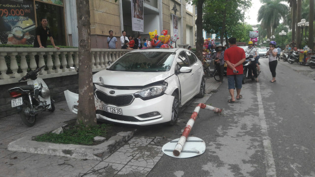Tin mới về vụ ô tô điên đâm loạt xe máy, 1 người nhập viện ngày 30/4 Tin moi ve vu o to dien dam loat xe may, 1 nguoi nhap vien ngay 30/4