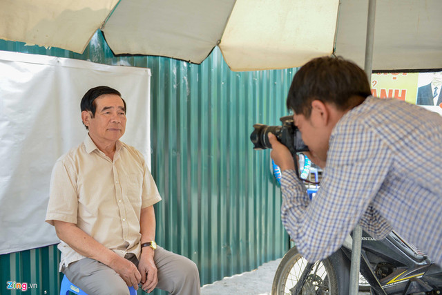 Tiệm ảnh dã chiến ngoài trời có một không hai ở Hà Nội - Hình 4 Tiem anh da chien ngoai troi co mot khong hai o Ha Noi-Hinh-4