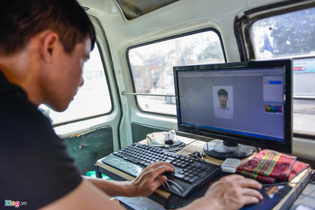 Tiệm ảnh dã chiến ngoài trời có một không hai ở Hà Nội - Hình 5 Tiem anh da chien ngoai troi co mot khong hai o Ha Noi-Hinh-5