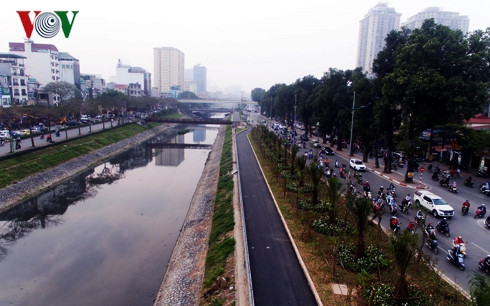 Nắng nóng, dân Thủ đô ngạt thở với mùi hôi thối ở sông Tô Lịch - Hình 2 Nang nong, dan Thu do ngat tho voi mui hoi thoi o song To Lich-Hinh-2