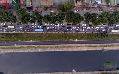 Nắng nóng, dân Thủ đô ngạt thở với mùi hôi thối ở sông Tô Lịch - Hình 3 Nang nong, dan Thu do ngat tho voi mui hoi thoi o song To Lich-Hinh-3