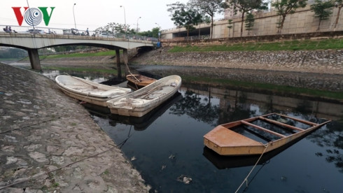 Nắng nóng, dân Thủ đô ngạt thở với mùi hôi thối ở sông Tô Lịch - Hình 16 Nang nong, dan Thu do ngat tho voi mui hoi thoi o song To Lich-Hinh-16