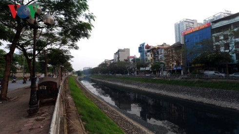 Nắng nóng, dân Thủ đô ngạt thở với mùi hôi thối ở sông Tô Lịch - Hình 4 Nang nong, dan Thu do ngat tho voi mui hoi thoi o song To Lich-Hinh-4