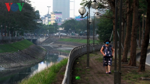 Nắng nóng, dân Thủ đô ngạt thở với mùi hôi thối ở sông Tô Lịch - Hình 8 Nang nong, dan Thu do ngat tho voi mui hoi thoi o song To Lich-Hinh-8