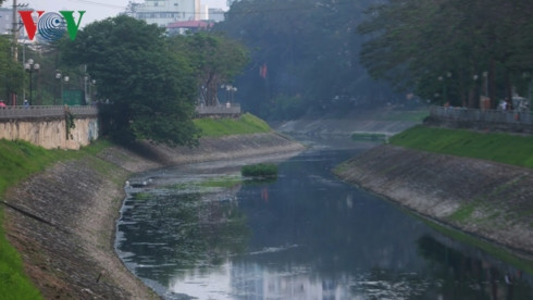Nắng nóng, dân Thủ đô ngạt thở với mùi hôi thối ở sông Tô Lịch - Hình 5 Nang nong, dan Thu do ngat tho voi mui hoi thoi o song To Lich-Hinh-5