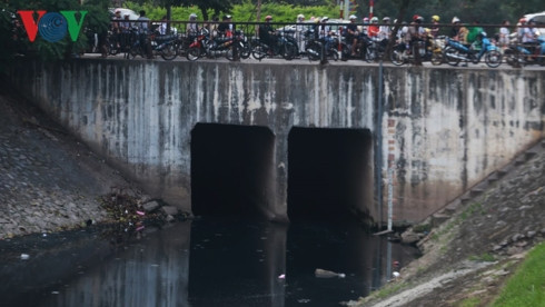 Nắng nóng, dân Thủ đô ngạt thở với mùi hôi thối ở sông Tô Lịch - Hình 7 Nang nong, dan Thu do ngat tho voi mui hoi thoi o song To Lich-Hinh-7