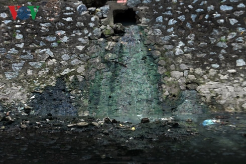 Nắng nóng, dân Thủ đô ngạt thở với mùi hôi thối ở sông Tô Lịch - Hình 9 Nang nong, dan Thu do ngat tho voi mui hoi thoi o song To Lich-Hinh-9