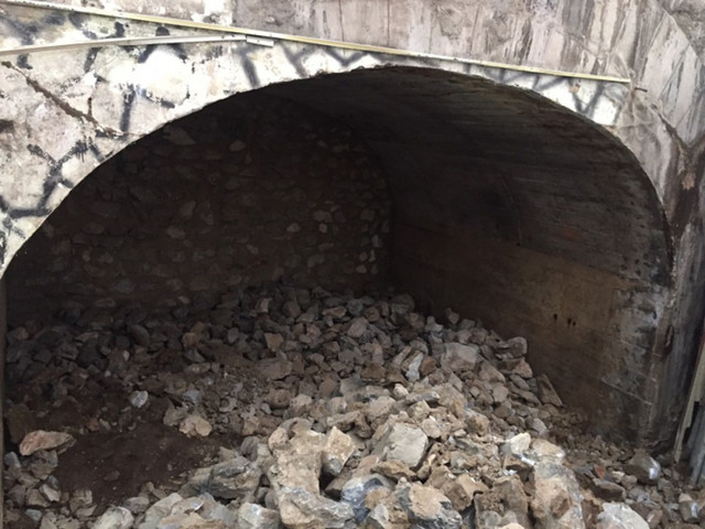 Hà Nội: Đục thông vòm cầu đá “trăm tuổi” trên phố Phùng Hưng - Hình 2 Ha Noi: Duc thong vom cau da “tram tuoi” tren pho Phung Hung-Hinh-2