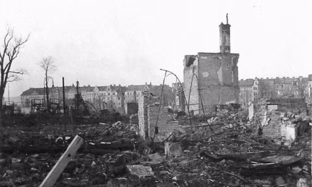 Loạt ảnh đau đớn về sự tàn phá khủng khiếp của chiến tranh - Hình 12 Loat anh dau don ve su tan pha khung khiep cua chien tranh-Hinh-12