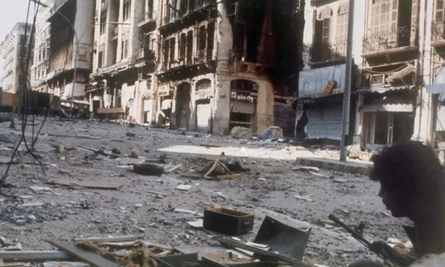 Loạt ảnh đau đớn về sự tàn phá khủng khiếp của chiến tranh - Hình 8 Loat anh dau don ve su tan pha khung khiep cua chien tranh-Hinh-8