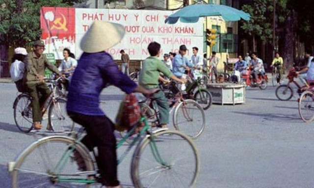 Những hình ảnh quý về thời kỳ bao cấp: Tem phiếu, sổ lương thực, xếp hàng chờ mua bia - Hình 11 Nhung hinh anh quy ve thoi ky bao cap: Tem phieu, so luong thuc, xep hang cho mua bia-Hinh-11