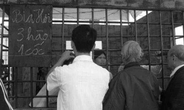 Những hình ảnh quý về thời kỳ bao cấp: Tem phiếu, sổ lương thực, xếp hàng chờ mua bia - Hình 8 Nhung hinh anh quy ve thoi ky bao cap: Tem phieu, so luong thuc, xep hang cho mua bia-Hinh-8