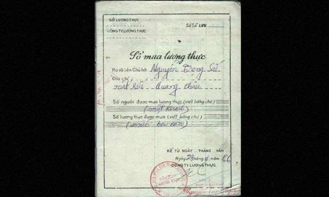 Những hình ảnh quý về thời kỳ bao cấp: Tem phiếu, sổ lương thực, xếp hàng chờ mua bia - Hình 3 Nhung hinh anh quy ve thoi ky bao cap: Tem phieu, so luong thuc, xep hang cho mua bia-Hinh-3