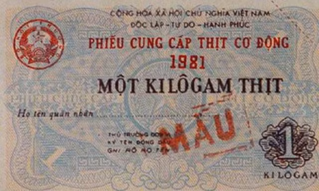 Nhung hinh anh quy ve thoi ky bao cap: Tem phieu, so luong thuc, xep hang cho mua bia