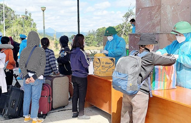 Quảng Ninh phát hiện 11 người đang tìm cách nhập cảnh trái phép vào Việt Nam - Hình 2 Quang Ninh phat hien 11 nguoi dang tim cach nhap canh trai phep vao Viet Nam-Hinh-2