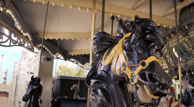 Lạnh gáy hồn ma cưỡi ngựa, đi lại vất vưởng trong công viên - Hình 3 Lanh gay hon ma cuoi ngua, di lai vat vuong trong cong vien-Hinh-3