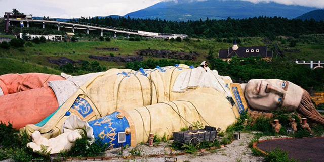 Lạnh gáy hồn ma cưỡi ngựa, đi lại vất vưởng trong công viên - Hình 10 Lanh gay hon ma cuoi ngua, di lai vat vuong trong cong vien-Hinh-10