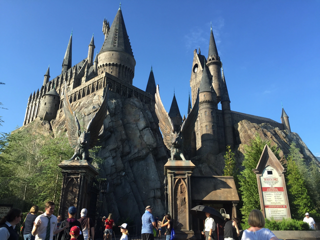 Lạnh gáy hồn ma cưỡi ngựa, đi lại vất vưởng trong công viên - Hình 6 Lanh gay hon ma cuoi ngua, di lai vat vuong trong cong vien-Hinh-6