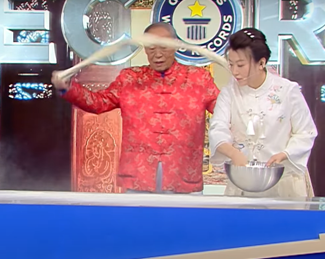 Sợi mì mỏng tới 0,18 mm lập Kỷ lục Guinness thế giới - Hình 2 Soi mi mong toi 0,18 mm lap Ky luc Guinness the gioi-Hinh-2