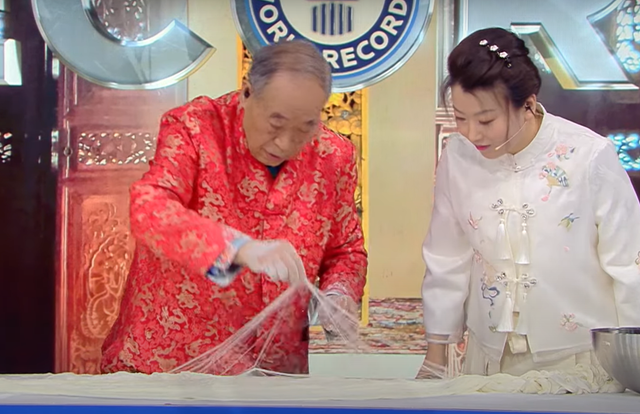 Sợi mì mỏng tới 0,18 mm lập Kỷ lục Guinness thế giới - Hình 6 Soi mi mong toi 0,18 mm lap Ky luc Guinness the gioi-Hinh-6