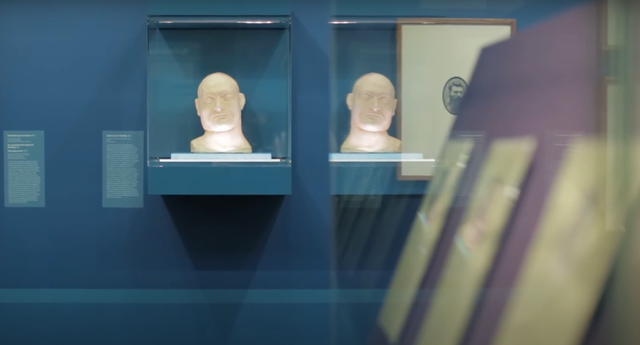 Một số thư viện lưu giữ những đồ vật kỳ lạ, quái đản - Hình 11 Mot so thu vien luu giu nhung do vat ky la, quai dan-Hinh-11