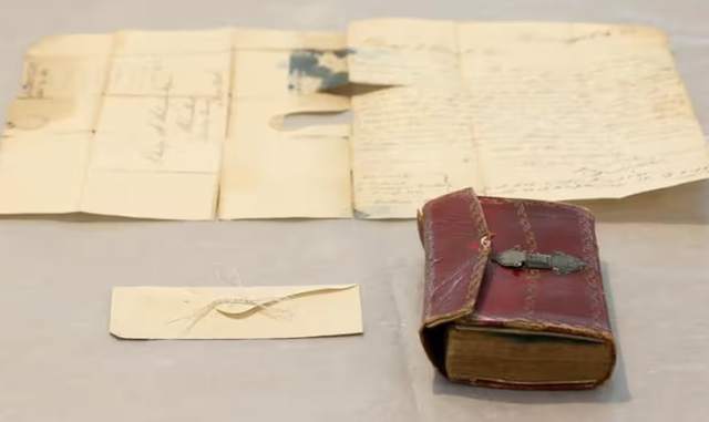 Một số thư viện lưu giữ những đồ vật kỳ lạ, quái đản - Hình 7 Mot so thu vien luu giu nhung do vat ky la, quai dan-Hinh-7