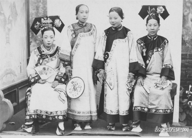 Chân dung thật về phi tần nhà Thanh qua ống kính Tây - Hình 4 Chan dung that ve phi tan nha Thanh qua ong kinh Tay-Hinh-4