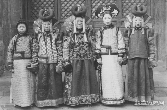 Chân dung thật về phi tần nhà Thanh qua ống kính Tây - Hình 2 Chan dung that ve phi tan nha Thanh qua ong kinh Tay-Hinh-2