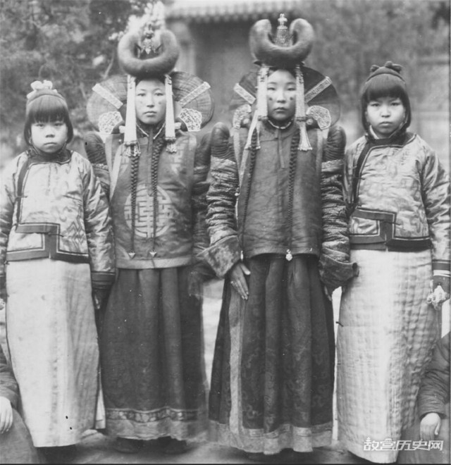 Chân dung thật về phi tần nhà Thanh qua ống kính Tây - Hình 3 Chan dung that ve phi tan nha Thanh qua ong kinh Tay-Hinh-3