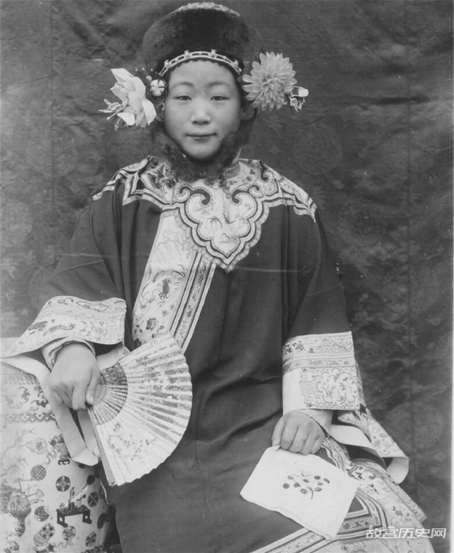 Chân dung thật về phi tần nhà Thanh qua ống kính Tây - Hình 5 Chan dung that ve phi tan nha Thanh qua ong kinh Tay-Hinh-5