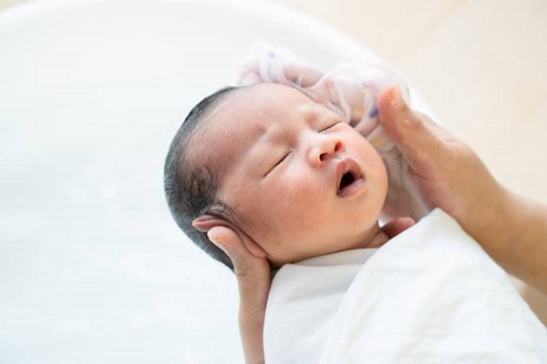 Không nên rửa kỹ những bộ phận này của trẻ nhỏ, kẻo gây hại sức khỏe Khong nen rua ky nhung bo phan nay cua tre nho, keo gay hai suc khoe