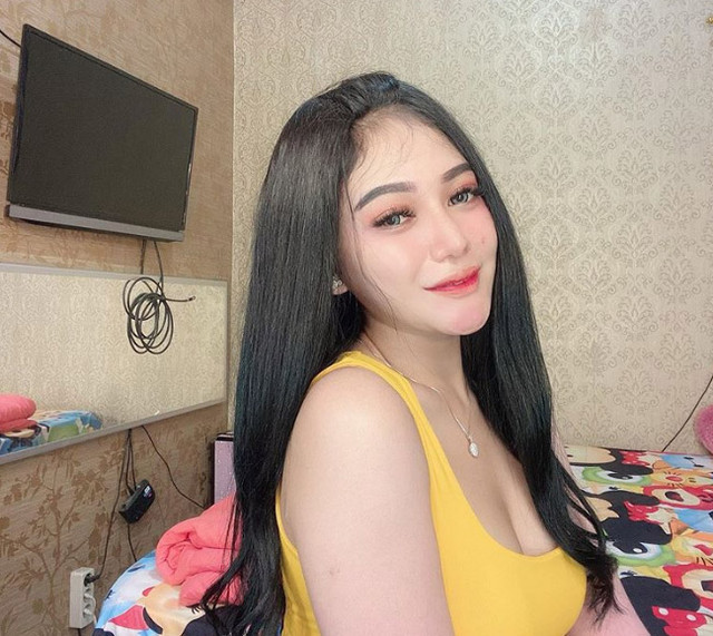 Chơi nổi vừa đi xe máy vừa tắm gội, 2 cô gái nhận cái kết đắng - Hình 2 Choi noi vua di xe may vua tam goi, 2 co gai nhan cai ket dang-Hinh-2