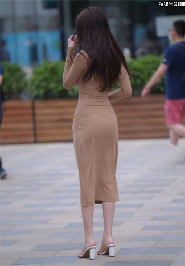 Những chiếc váy bodycon khiến chị em hớ hênh vì lộ nội y - Hình 2 Nhung chiec vay bodycon khien chi em ho henh vi lo noi y-Hinh-2