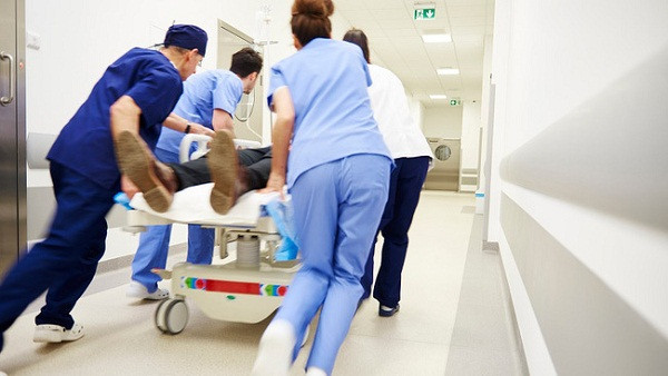 Hút thuốc và tranh cãi sau bữa tối khiến quý ông liệt nửa người Hut thuoc va tranh cai sau bua toi khien quy ong liet nua nguoi