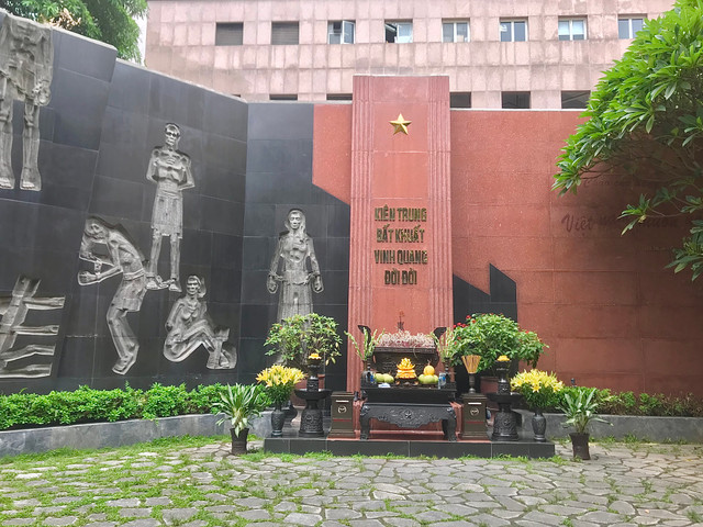 Tận mục di tích lịch sử Nhà tù Hỏa Lò đang "cháy vé" đến hết tháng 9 - Hình 21 Tan muc di tich lich su Nha tu Hoa Lo dang