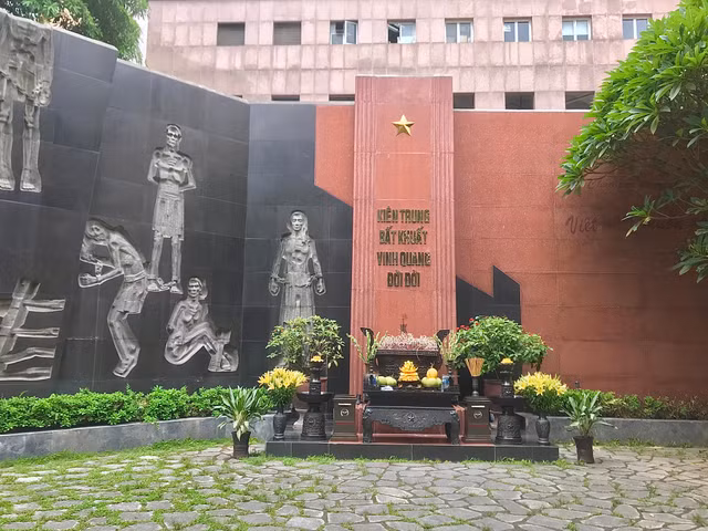 Tan muc di tich lich su Nha tu Hoa Lo dang 