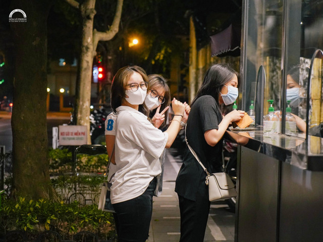 Tận mục di tích lịch sử Nhà tù Hỏa Lò đang "cháy vé" đến hết tháng 9 - Hình 5 Tan muc di tich lich su Nha tu Hoa Lo dang