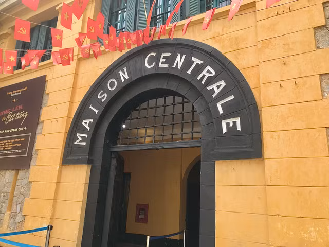 Tan muc di tich lich su Nha tu Hoa Lo dang 