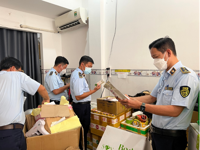 Hơn 15.000 sản phẩm mỹ phẩm bán trên mạng bị thu giữ ở Cần Thơ Hon 15.000 san pham my pham ban tren mang bi thu giu o Can Tho