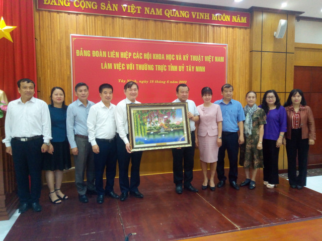 TSKH Phan Xuân Dũng dẫn đầu đoàn công tác của VUSTA làm việc tại Tỉnh ủy Tây Ninh - Hình 4 TSKH Phan Xuan Dung dan dau doan cong tac cua VUSTA lam viec tai Tinh uy Tay Ninh-Hinh-4