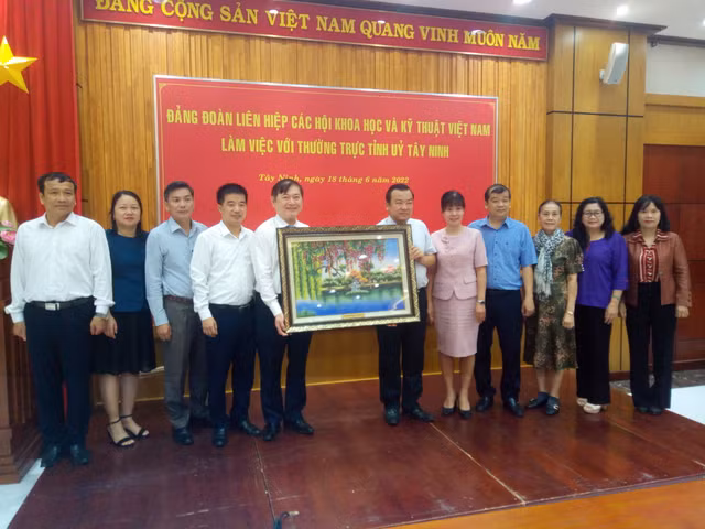 TSKH Phan Xuan Dung dan dau doan cong tac cua VUSTA lam viec tai Tinh uy Tay Ninh-Hinh-4